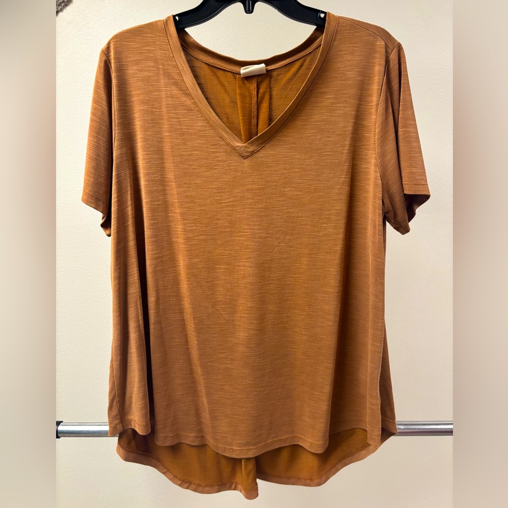 Mod Ref Women's Essential Short Sleeve V-Neck Shirt w/ Back Pleat‎ Size XXL